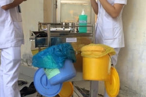 Bạc Liêu: Nam điều dưỡng viên mải mê điện thoại, phó mặc để sinh viên làm thay mình