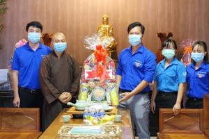 Mừng Đại lễ Phật đản 2021, người trẻ Bình Phước thăm, tặng quà các chùa và Phật tử khó khăn