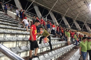Người Lào thán phục hình ảnh đẹp về các cổ động viên Việt Nam