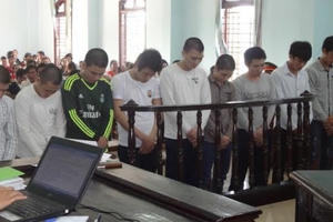 Bị truy sát vì đội nón đi đêm