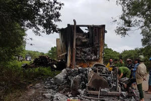 Tài xế bất lực nhìn xe container cháy rụi