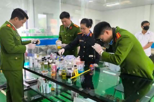 Khởi tố 10 bị can liên quan đến sản xuất, buôn bán thực phẩm giả quy mô lớn