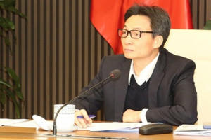 Chiếc khẩu trang in hình cờ đỏ sao vàng mang quyết tâm Việt Nam chiến thắng dịch COVID-19