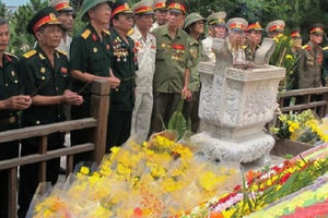 Hàng ngàn lượt người viếng mộ Đại tướng ngày Kỷ niệm Chiến thắng Điện Biên Phủ