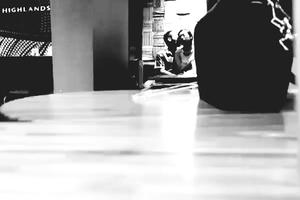 Cặp đôi vô tư thể hiện tình cảm giữa nơi công cộng bị "ném đá" dữ dội Cặp đôi vô tư thể hiện tình cảm giữa nơi công cộng bị "ném đá" dữ dội