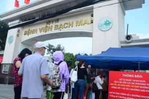 Ảnh: Người dân chen chúc đến khám tại các bệnh viện ở Hà Nội sau cách ly