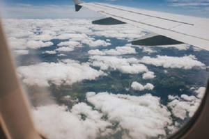 Vì sao phải mở màn cửa sổ khi máy bay cất cánh và hạ cánh?