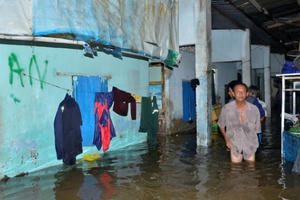 Dân ra gầm cầu ngủ vì nhà ngập nước gần 1m