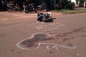 Gia Lai: Tông vào xe công nông đậu bên đường, 1 thanh niên chết thảm