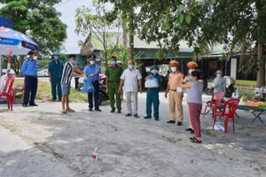 Người dân Hà Tĩnh động viên, chia sẻ cùng các lực lượng tuyến đầu phòng, chống dịch COVID-19