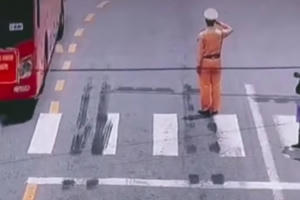 Video: Cận cảnh hàng động của chiến sỹ CSGT "đốn tim" cộng đồng mạng xã hội