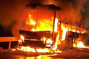 Xe khách chở 34 người về quê ăn Tết bất ngờ bốc cháy