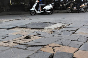 Vỉa vừa đưa vào sử dụng đã... vỡ tan!