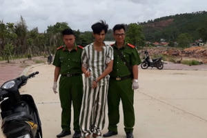 Một phụ nữ đang tâm sự với bạn trai thì bị cưỡng hiếp