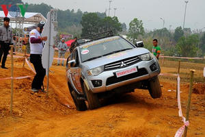 Khởi tranh Giải thi kỹ năng lái xe bán tải địa hình 2017