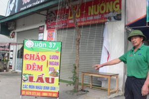 Nghệ An: Treo biển quảng cáo, 01 người tử vong do điện giật