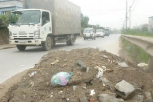 Hà Nội: Bất bình vì bị “khủng bố” bằng phế thải ra đường Hà Nội: Bất bình vì bị “khủng bố” bằng phế thải ra đường