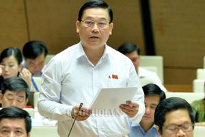 Trưởng đoàn ĐBQH Đà Nẵng nêu ý kiến việc sử dụng đất từ “lâu dài” thành “50 năm” Trưởng đoàn ĐBQH Đà Nẵng nêu ý kiến việc sử dụng đất từ “lâu dài” thành “50 năm”