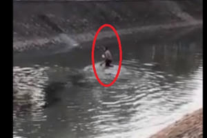 Clip: Ngỡ ngàng chứng kiến cảnh nam thanh niên cởi trần hò hét dưới sông Kim Ngưu