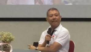 ĐH Hoa Sen nói gì về vụ giáo sư mặc quần đùi giảng dạy?