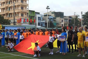 Khai mạc VCK Press Cup 2020: Trao quà cho 10 gia đình chính sách TP. Sầm Sơn và con gái Liệt sĩ Phạm Văn Hướng