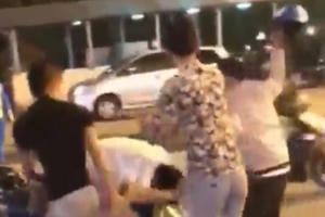 Nam thanh niên chịu trận "mưa đòn" sau va chạm giao thông