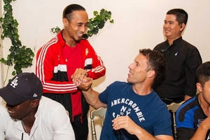 Phạm Anh Khoa gặp gỡ tuyển thủ Ronney Johnsen và Dwight Yorke