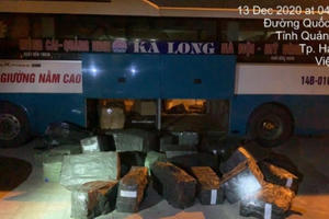 Quảng Ninh: Kiểm tra xe khách phát hiện tài xế chuyên chở hàng trăm kg lòng lợn sấy không rõ nguồn gốc