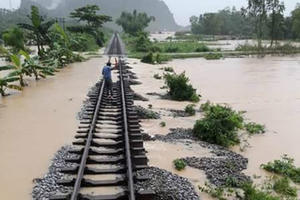 Đường sắt Bắc Nam tê liệt, Quảng Bình nhiều nơi ngập sâu trong nước
