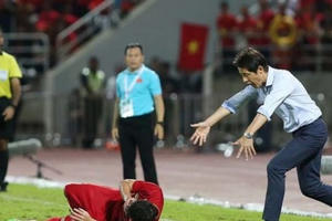 Chỉ trích Bùi Tiến Dũng, HLV Akira Nishino muốn đẩy áp lực sang đội tuyển Việt Nam Chỉ trích Bùi Tiến Dũng, HLV Akira Nishino muốn đẩy áp lực sang đội tuyển Việt Nam