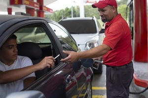 Tiền mất giá, người dân Venezuela dùng kẹo, thuốc lá... để mua xăng