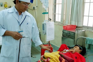 Bạc Liêu: Cứu sống 3 chị em suýt chết đuối trong lúc tắm mưa.