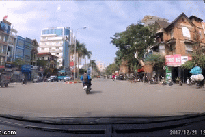 Hà Nội: Đang bê đồ băng qua đường, người phụ nữ bị cô gái đi xe máy tông bất tỉnh