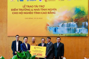 “Bầu Hiển” ủng hộ 5 tỷ đồng xây điểm trường và nhà tình nghĩa cho người nghèo tỉnh Cao Bằng “Bầu Hiển” ủng hộ 5 tỷ đồng xây điểm trường và nhà tình nghĩa cho người nghèo tỉnh Cao Bằng