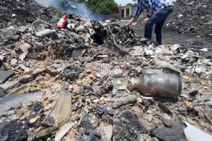 Ngồn ngộn dây truyền dịch, xilanh cháy rực trong bãi rác ở Vĩnh Phúc