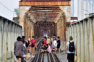 Phố đường tàu đóng cửa, khách du lịch đổ xô ra cầu Long Biên chụp ảnh