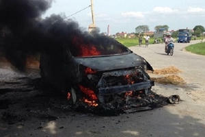 Thái Bình: 4 người hoảng loạn trên chiếc ô tô bốc cháy ngùn ngụt