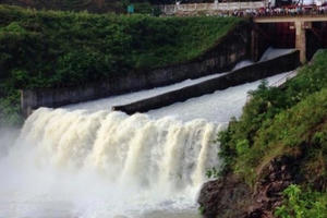 Hồ Kẻ Gỗ trước và sau khi xả lũ, người dân hiếu kỳ kéo nhau đi xem