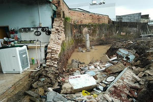 Thanh Hoá: Giông lốc gây sập tường nhà tắm đè chết bé trai 3 tuổi, mẹ trọng thương