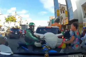 [Clip]: Grabbike dùng mũ bảo hiểm "táng" thẳng mặt người phụ nữ lớn tuổi