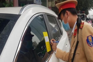 “Phạt nguội” xe dừng, đỗ trái phép: Có dễ thực thi?