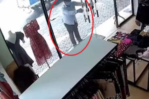 Clip: Người đàn ông “hết hồn” khi vừa chạm tay vào cửa kính