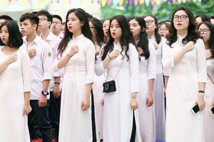 Nghẹn ngào phút chia tay của thầy trò trường Việt Đức