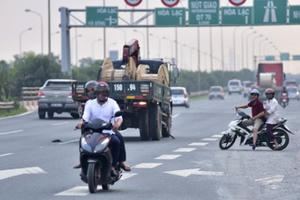 Đề nghị xử lý nghiêm tình trạng mô tô, xe máy đi vào cao tốc Đại lộ Thăng Long Đề nghị xử lý nghiêm tình trạng mô tô, xe máy đi vào cao tốc Đại lộ Thăng Long