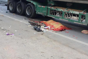 Hà Nội: Container va chạm với xe đạp điện, một người tử vong tại chỗ Hà Nội: Container va chạm với xe đạp điện, một người tử vong tại chỗ