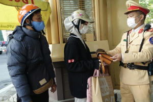 Hà Nội: Đội CSGT số 3 nhặt được của rơi, trả lại người mất