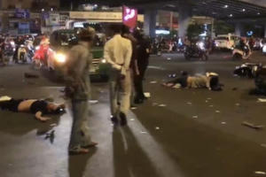 Clip hiện trường vụ xe BMW tông hàng loạt phương tiện dừng đèn đỏ khiến 7 người thương vong