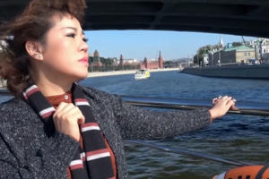 “Tình yêu vỗ cánh’” trên sông Matxcova qua giọng ca ngọt ngào của một nữ nhà báo