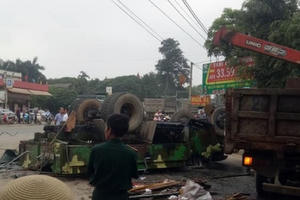 Xe quân sự lật ở Hà Nội, 30 chiến sĩ bị thương