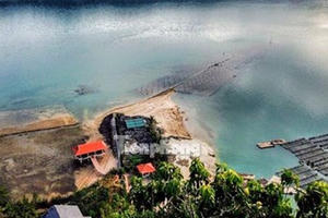 Thiên đường 'lậu' trên vịnh Bái Tử Long từng bị bắt tháo dỡ